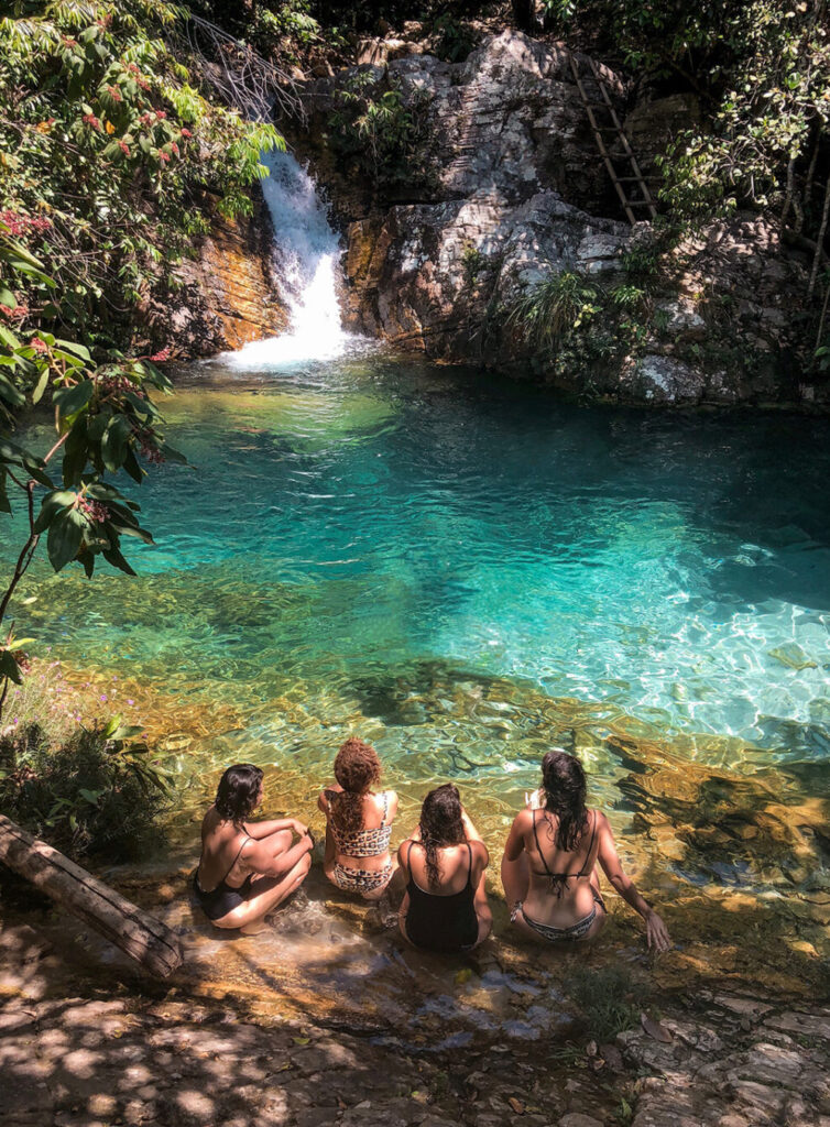4 amigas na cachoeira barbarinha em cavalcante chapada dos veadeiros
