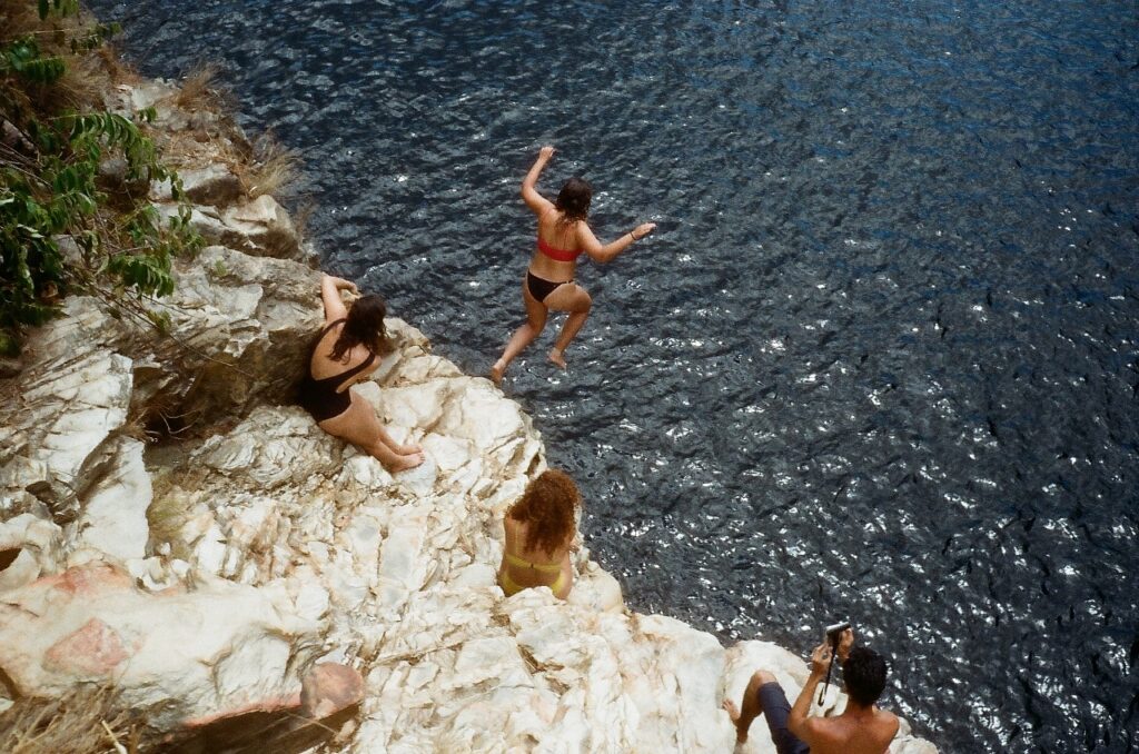 mulher saltando na catarata dos couros chapada dos veadeiros