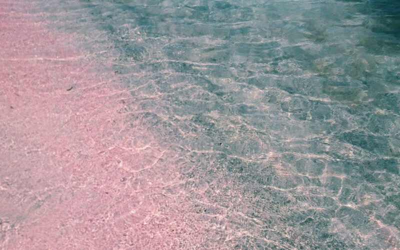 Contraste da areia com o mar