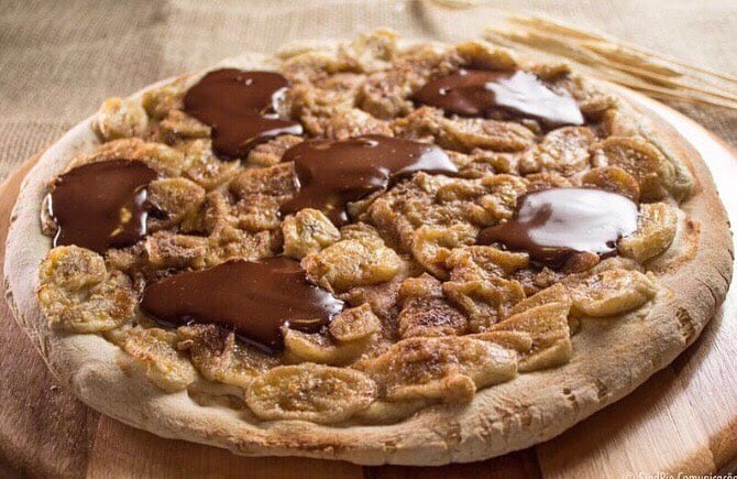 pizza de banana com chocolate
