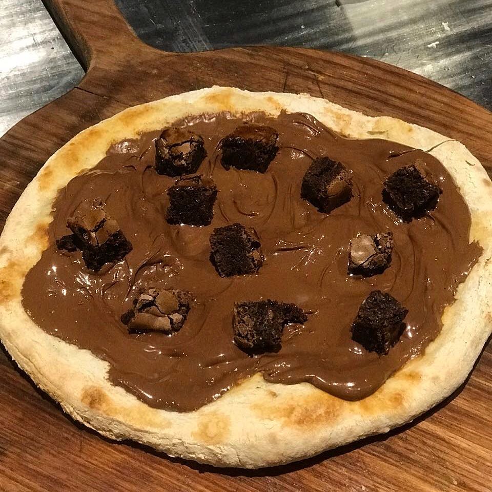 pizza de brownie com nutella