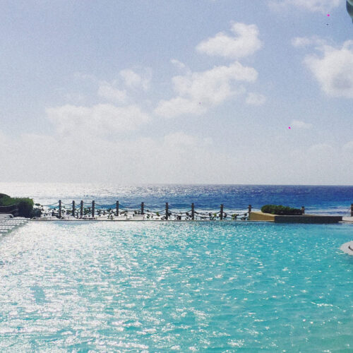 Piscina de frente para o mar do Hotel Grand Park Royal Cancún Caribe