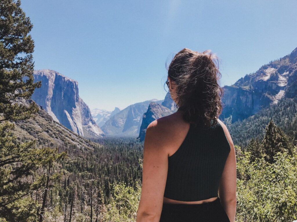 mulher de costas no Yosemite California