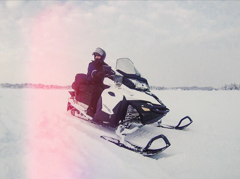 Mulher em snowmobile na finlândia