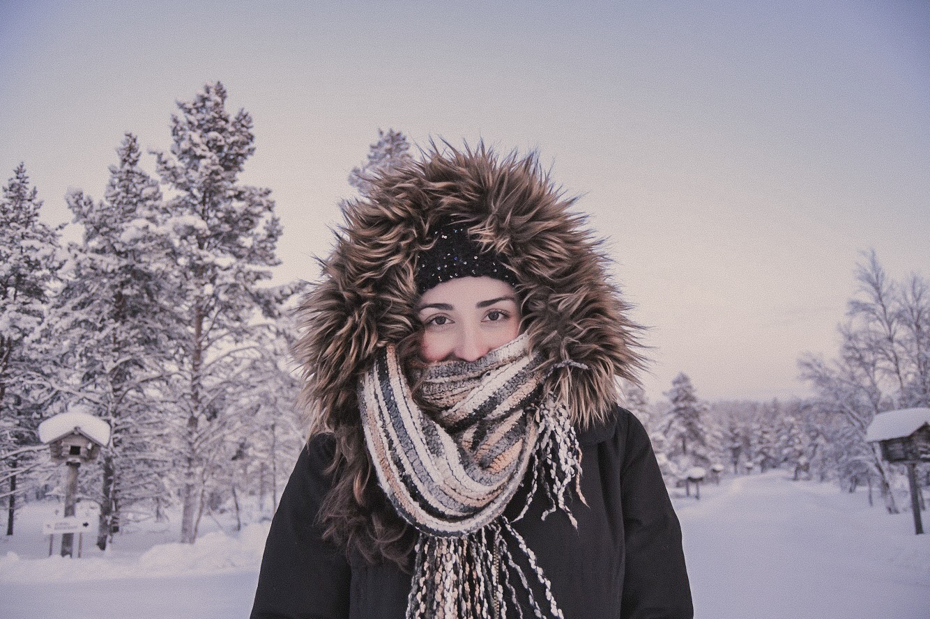 mulher agasalhada no inverno de neve no hotel Kakslauttanen