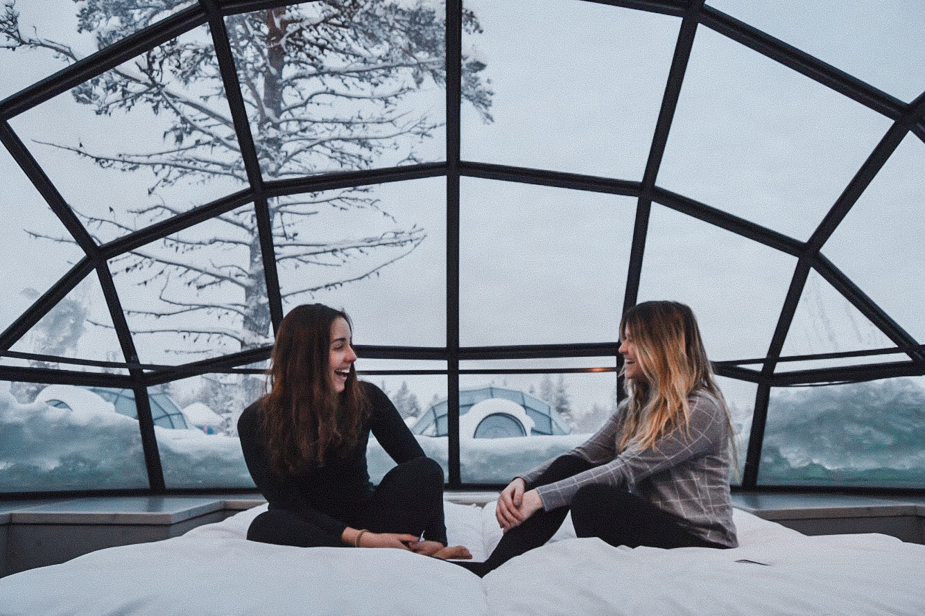 Duas mulheres dentro do Hotel Iglu de vidro - Kakslauttanen Arctic Resort