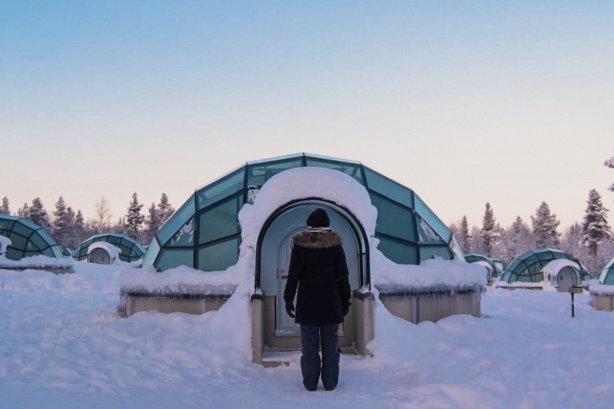 Mulher no Hotel Iglu de vidro - Kakslauttanen Arctic Resort neve inverno