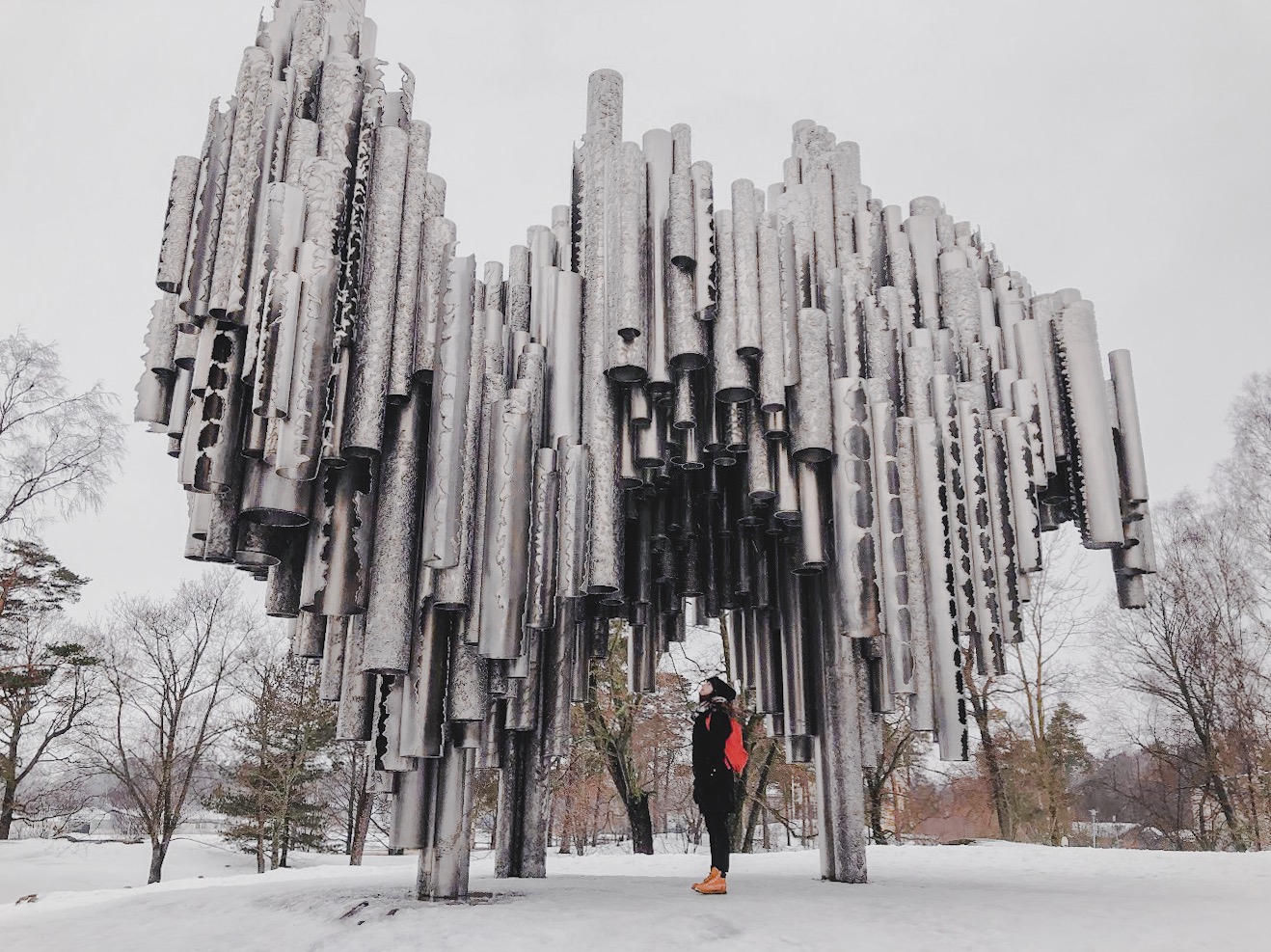Mulher em Sibelius Monument - Helsinki, Finlândia