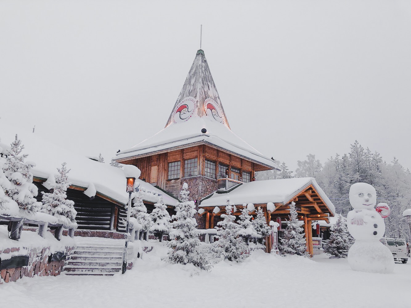 Casa do papai noel coberta de neve em Santa Claus Village, Rovaniemi