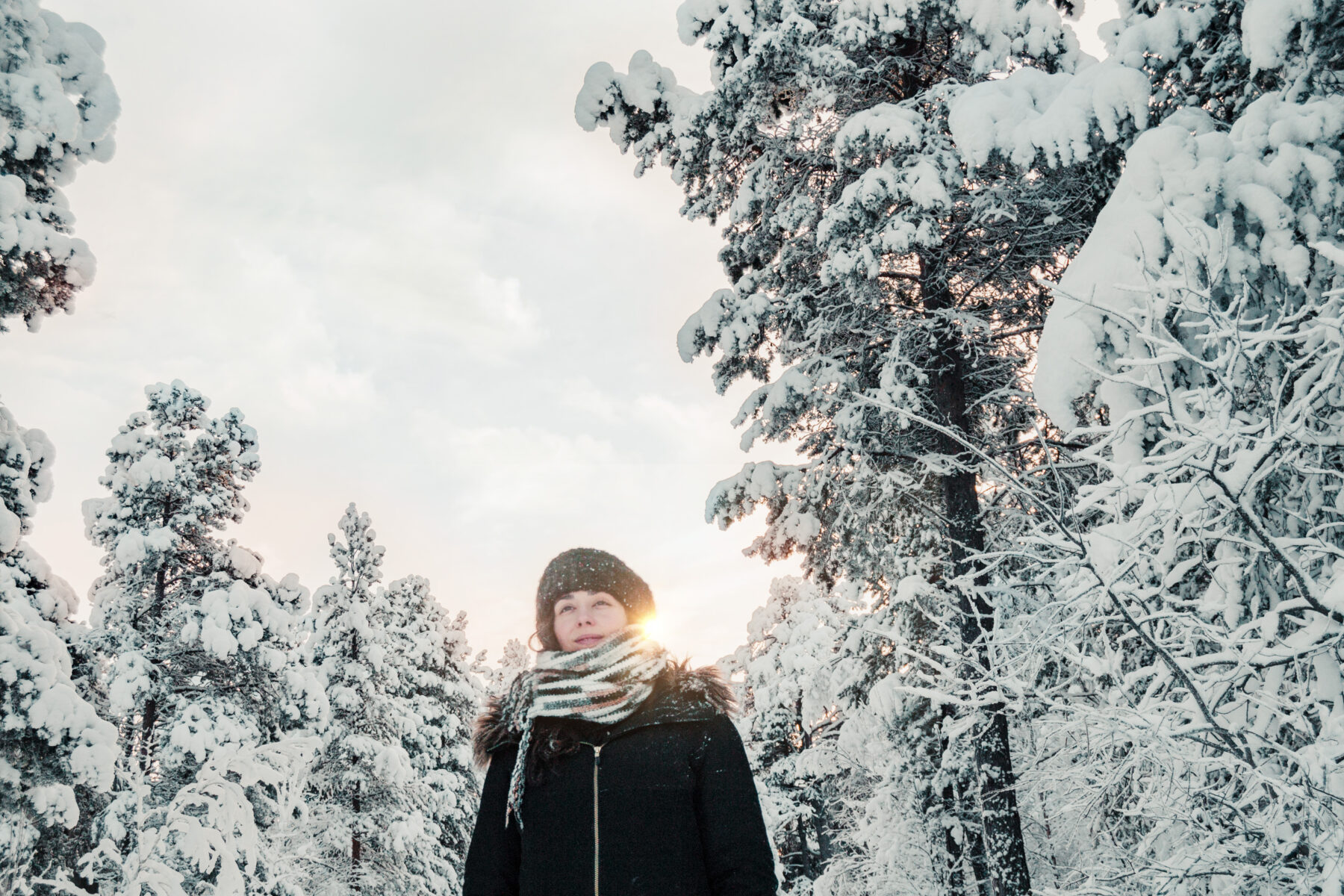 Mulher em Estrada coberta de neve em Inari, Finlândia