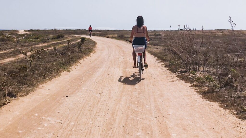 mulher anda de bicicleta em punta lunga favignana italia